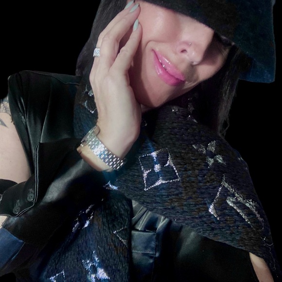 Meet your Posher, Lisa Michelle.💎 - Picture 9 of 15